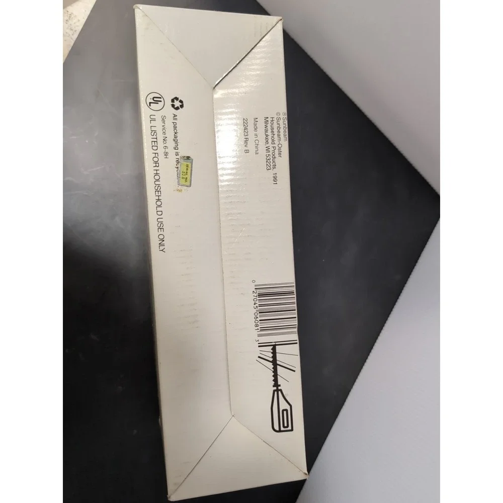 SUNBEAM CARVING ELECTRIC KNIFE 06081 WITH BLADES AND IN ORIGINAL BOX,VERY SHARP.